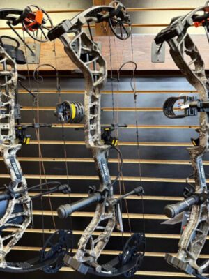 NEW Bear Species EV Legit Bow RTH 60# RH STRATA Camo PACKAGE KIT $459.99